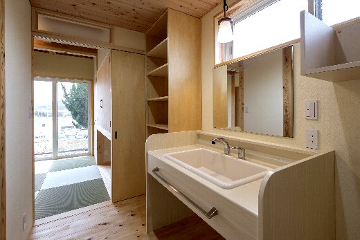 オリジナル洗面台、洗面収納とつながる和室
