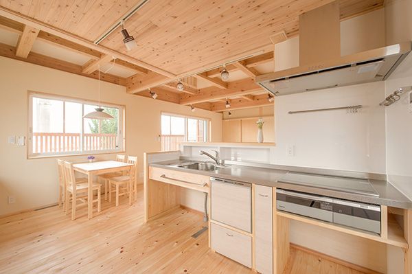 高崎市木の家、桧床板のキッチン